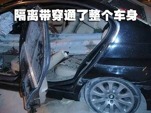 全球罕见车祸宝马3系惨遭"穿肠破肚"