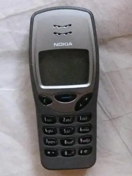 p>诺基亚3210是一款直板手机,于1999年10月上市,外壳颜色有灰色,蓝色