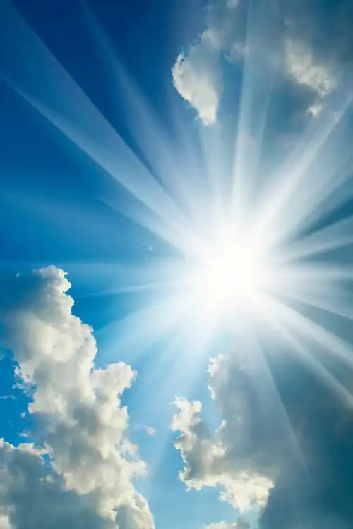 多云的天空和阳光多云的天空和阳光