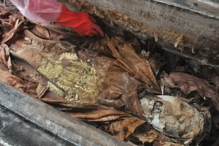 南昌出土明代宁王后裔古尸 龙袍玉带完好