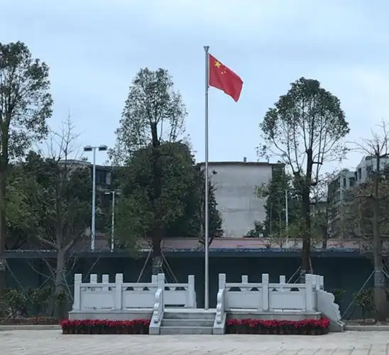 三                    时候,学校旗杆悬挂国旗,这样子旗台只要能保证