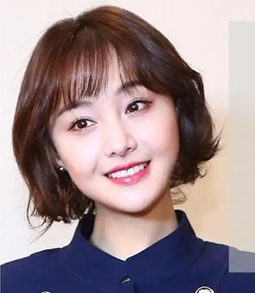 郑爽真是火爆了,剪个短发,美的都上头条了!