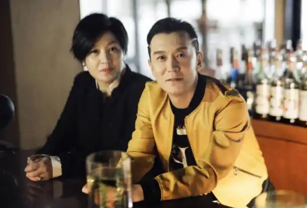 哈文晒全家福庆生,李咏换新发型判若两人,16岁女儿气场强大