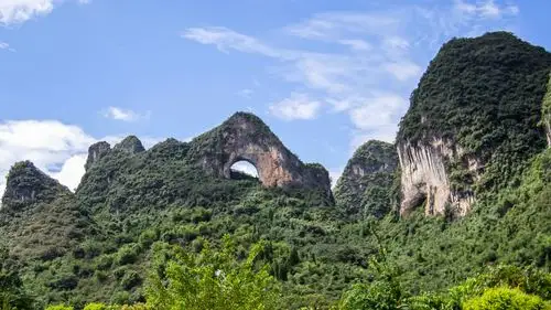 其实远处的月亮山还是挺好看的