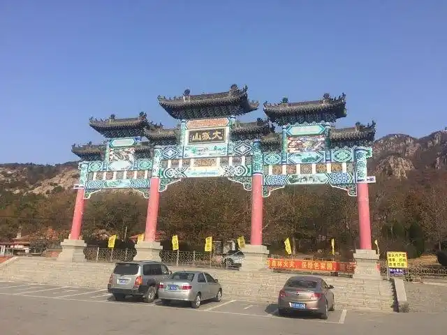 辽东著名的风景名胜,突兀于黄海之滨,全山怪石嶙峋