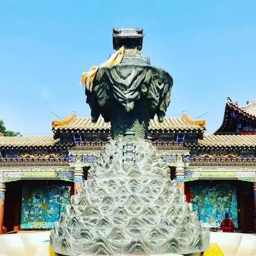 游客将"须弥山"误认成香炉,将燃香扔进400年文物中,导致受损