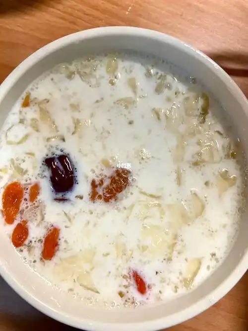 美容养颜的银耳桃胶雪燕加牛奶绝了