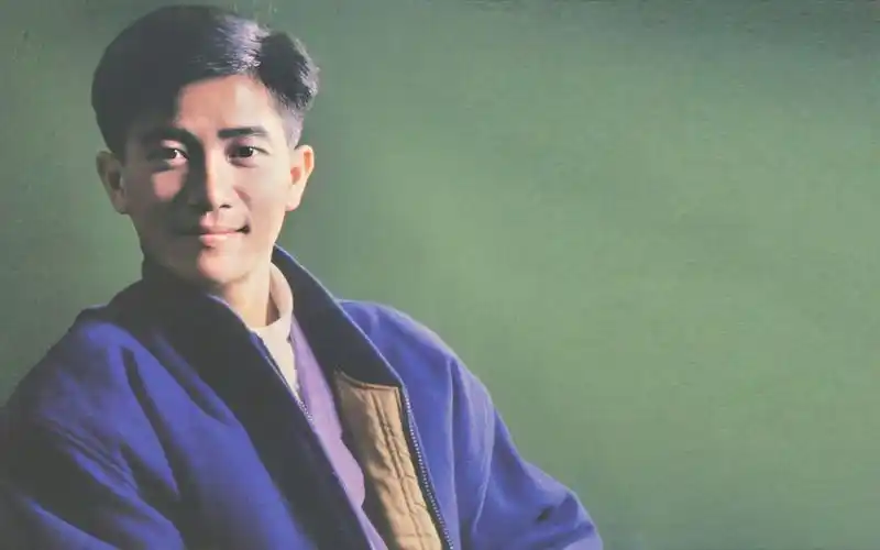 陈百强经典老歌《偏偏喜欢你》,含情脉脉,打动多少少男少女