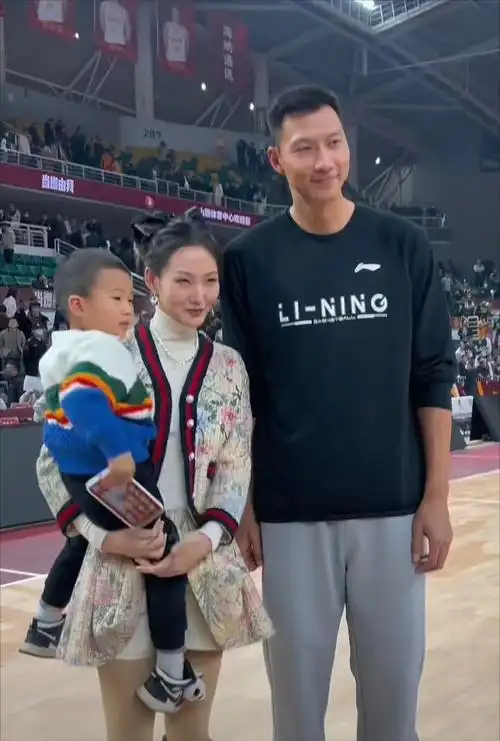 任骏飞回归家乡大爆发高颜值妻子亮相赛后全家同易建联合影