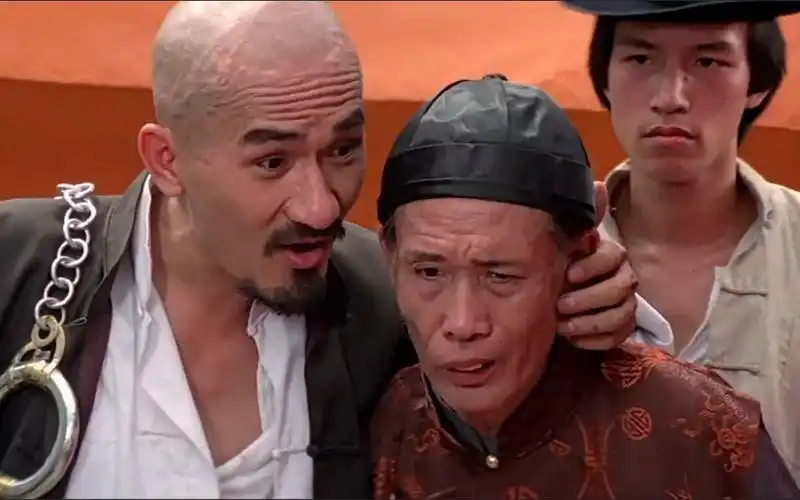 喜剧片咸鱼翻生1:麦嘉被请去破案,没想到走到半路踩到屎被嘲笑_哔哩