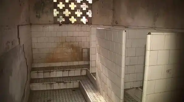 大爷崩溃:楼上阳台造厕所,一用就漏