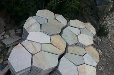 在园林景观中,冰裂纹图样常出现在园路和庭院铺装中,自古沿用至今.