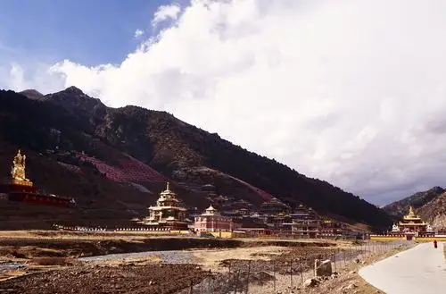 协庆寺(海拔3700多米),又名雪谦寺,也是宁玛派在四川的四大母寺之一