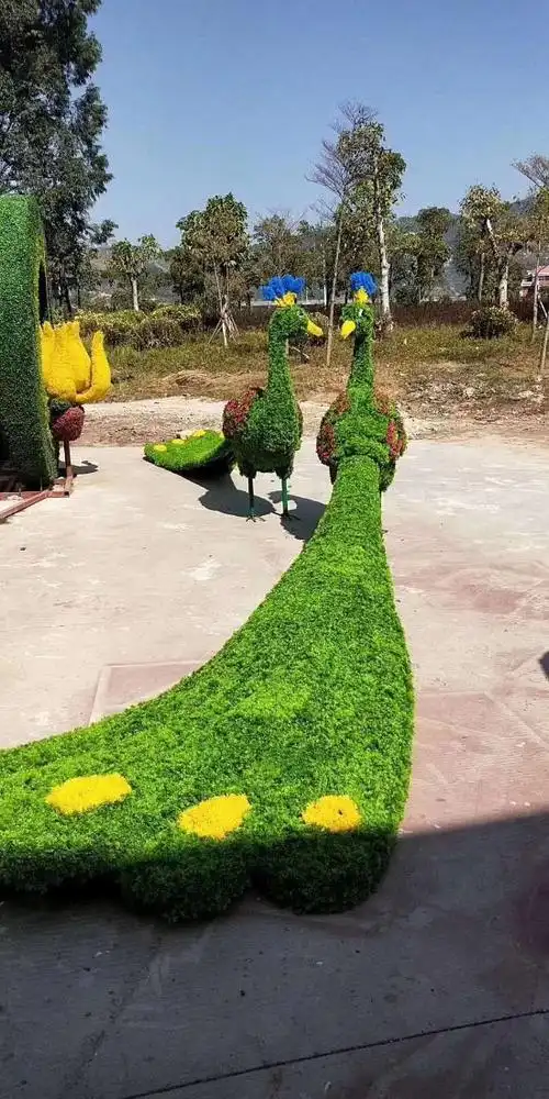 假草坪制作的仿真孔雀造型越看越美 成都假草坪雕塑厂家