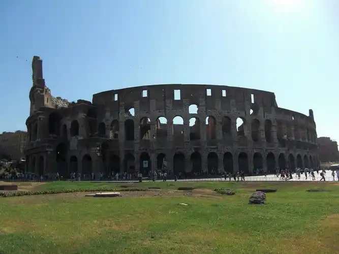 是古罗马时期较大的圆形角斗场,建于公元72-82年间,也是古罗马帝国