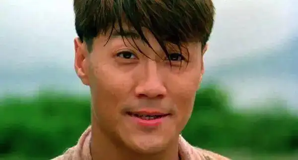 成家班出身的林国斌曾2次致使成龙受伤60岁仍有肌肉显年轻