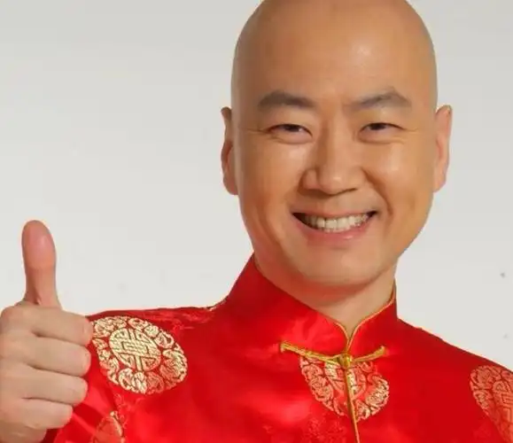 众所周知,郭老师最知名的就是他的光头造型了,他虽然身材高大,东北话
