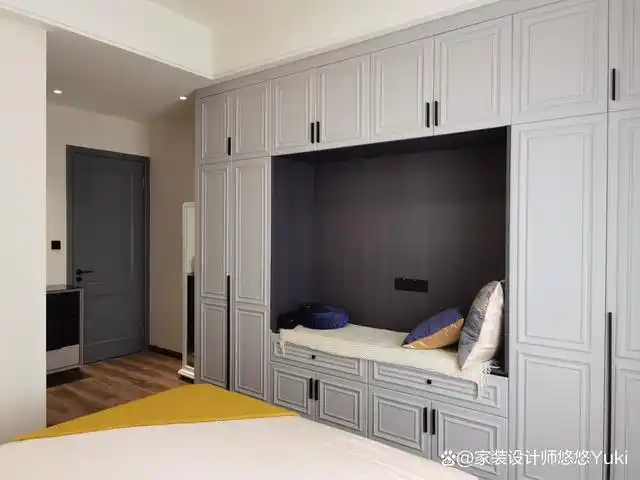 卧室面积有大有小,通常情况下衣柜放在卧室进门转角的那面墙比较实用