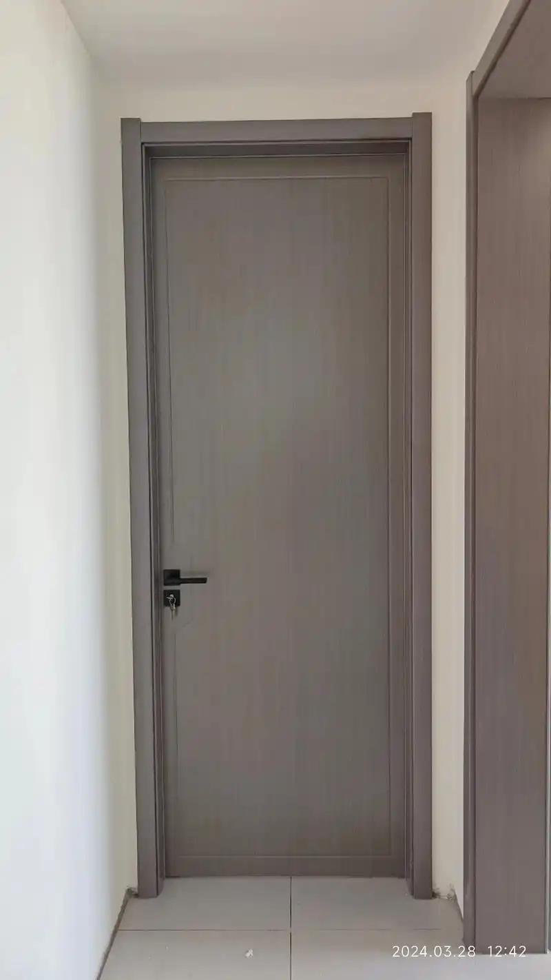 中建大学里烤漆木门 中窄超白长虹磨砂玻璃钛镁合金门安装实景 - 抖音