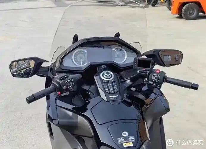 摩友花45万买本田金翼1800,六缸水冷摩托车,京b黄牌让人爱慕_搜狐汽车