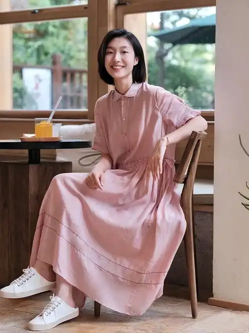 粉色的连衣裙裙搭配一双小白鞋,给人清新感和文艺感,像日系风.