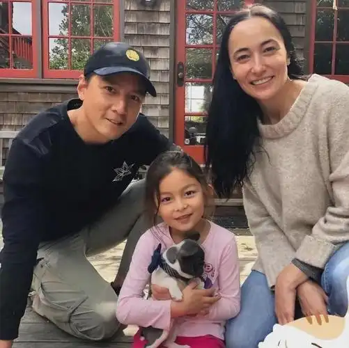 吴彦祖11岁女儿惊艳亮相,鹰钩鼻显成熟,完美遗传父亲基因