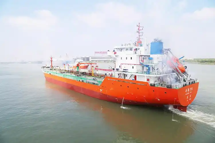 一艘7000吨成品油船顺利交付
