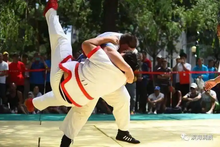 中国式摔跤源于满族撂跤如今为何不称满族摔跤