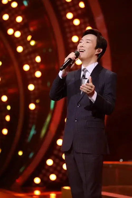 《我们的歌》决赛费玉清优雅谢幕 "那战队"挑战摇滚唱嗨全场