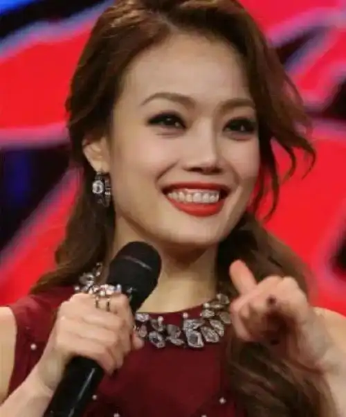 笑露牙龈,直率单纯