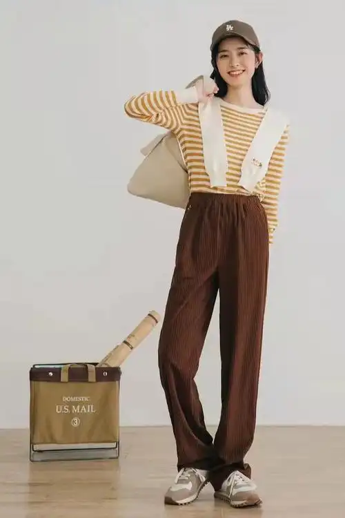 咖啡色裤子配什么颜色上衣,咖啡色裤子配什么颜色上衣好看(质感满满的