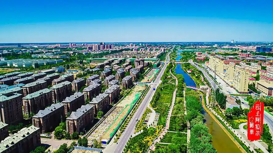 整座城市仿佛添上了一笔明丽的色彩 雨后的阿拉尔 点击放大