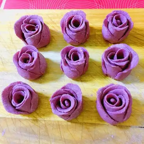 红果儿萌萌哒做的紫薯玫瑰花馒头