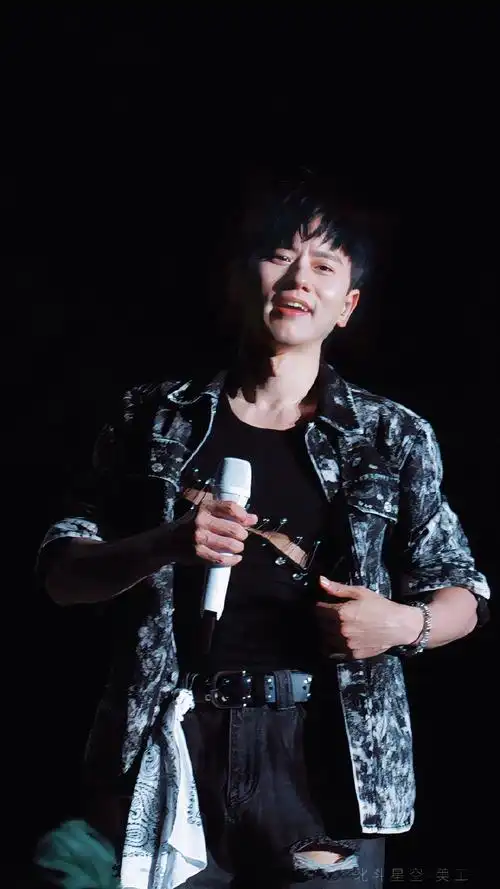 张杰超话#张杰加盟光影扬州音乐节#【张杰扬州音乐节图-7p】是我们