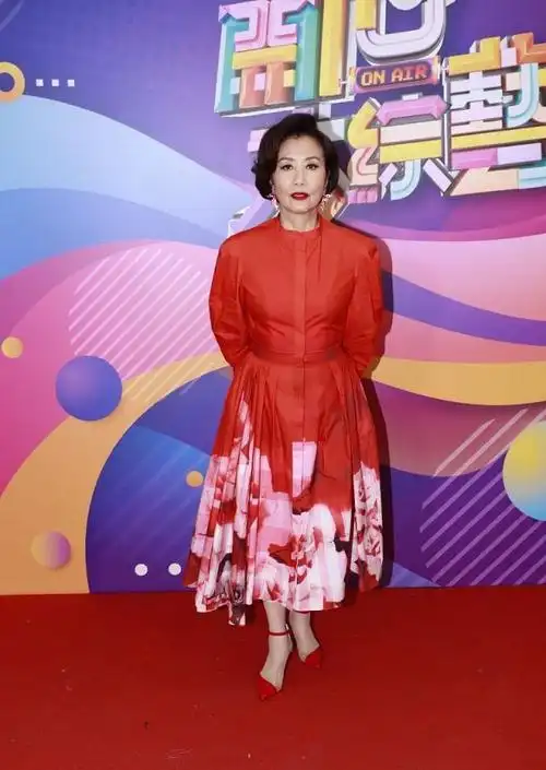 汪明荃真是不老传说一袭衬衫红裙大气又优雅说她有73岁你信吗