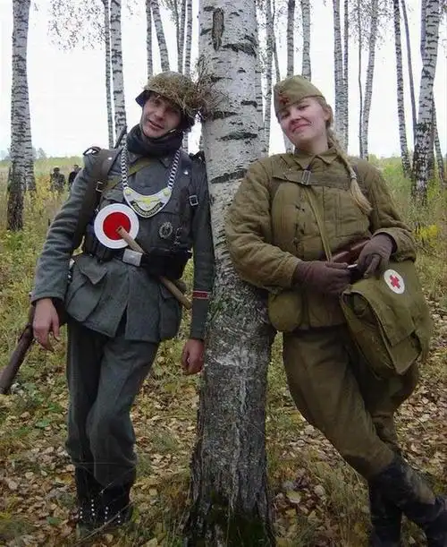 为啥二战电影里苏联女兵都穿裙子上战场打仗不碍事吗