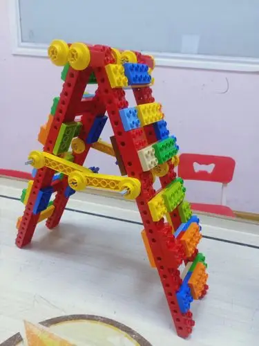 启迪乐高学员:项梓宸的作品《人字梯》