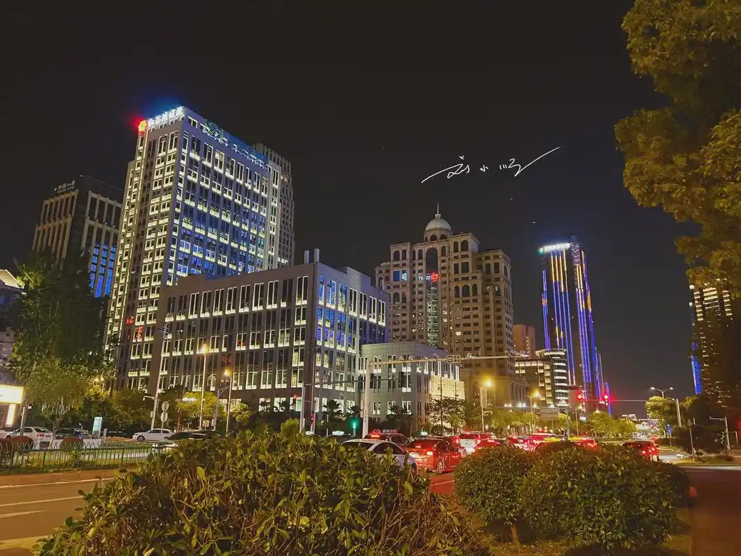 实拍南昌夜景,作为"最没存在感"的省会之一,如今成为网红城市