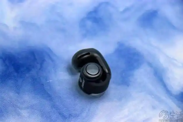 再加上耳机本身的重量很轻,因此bose ultra open earbuds可以非常稳固