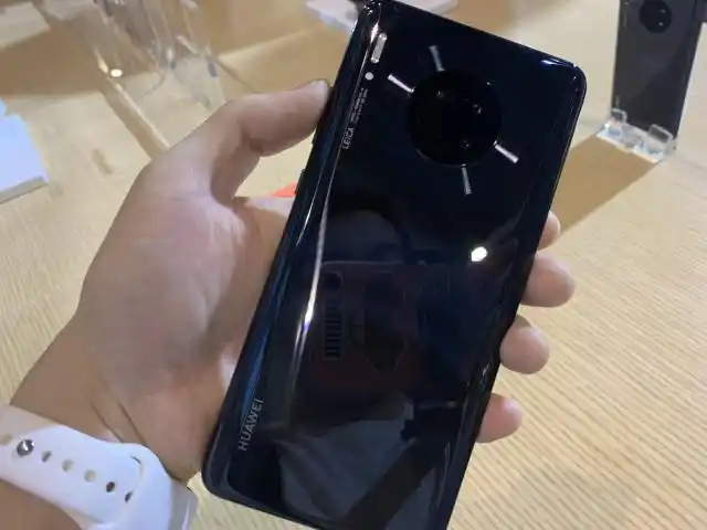 华为mate30真机上手,围观的人太多,小编好不容易抓拍到的展示机