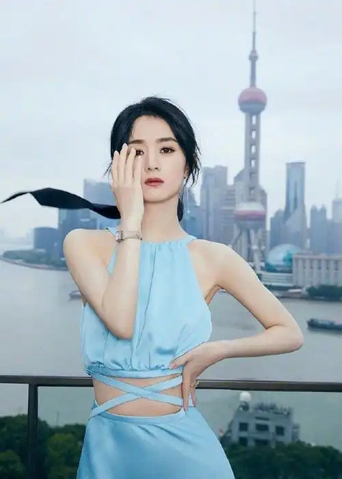 赵丽颖黑色丝巾韵味十足,张若昀丝巾造型酷帅撩人,吴磊时尚精致