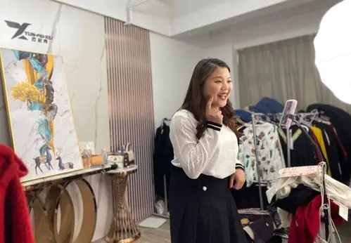 图/东莞大码女装主播正在直播中