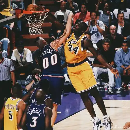 奥尼尔暴扣老照片:扣翻无数球星 最强内线统治力