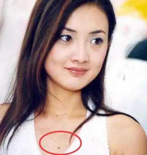 "她"8次上春晚,胸怀大"痣"挡不住,今身价上亿豪车霸气出行