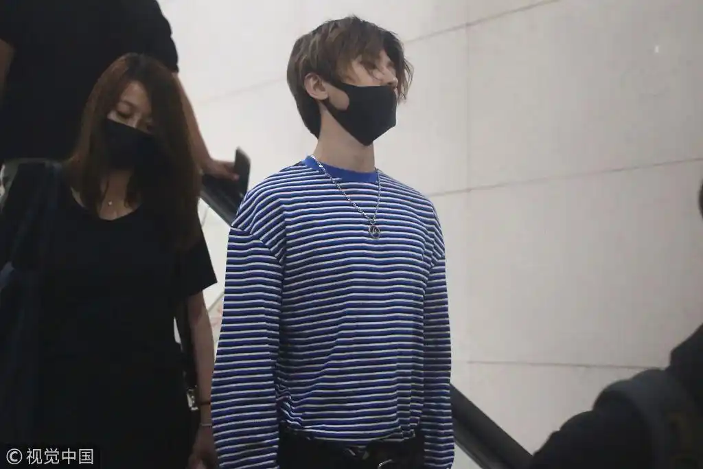 蔡徐坤现身机场略显疲惫 大批粉丝前来送机展现超强人气_新浪看点