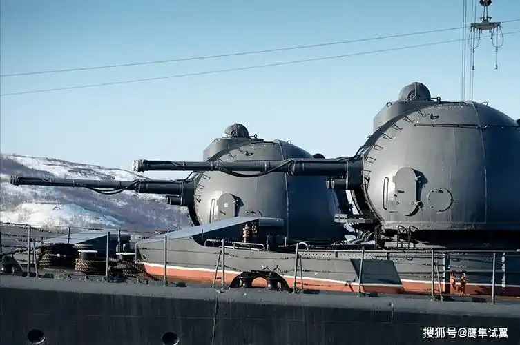 口径130mm,极限射速每分钟90发的ak-130舰炮,与125mm的反坦克加农炮能