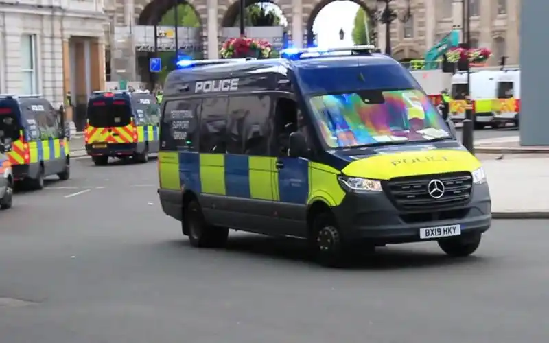 大量大都会警察区域支援小组的奔驰凌特(sprinter)出警 有08年老款的