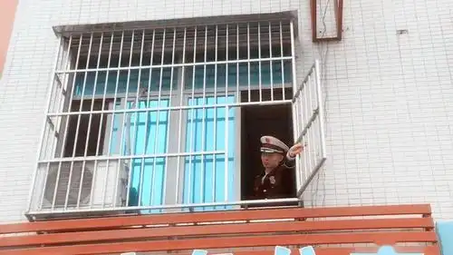 逃生窗是指在防盗窗上,开一个长宽净尺寸不小于1m×0.