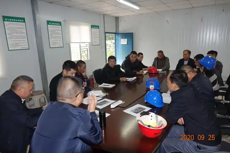 先在会议室开了个碰头会,然后冒雨到工地现场对具体问题进行了解决.