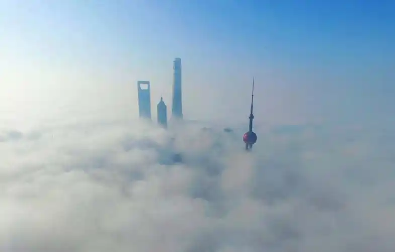 图集_直击|大雾笼罩下的上海:东方明珠一柱擎天,天上地下景不同_澎湃
